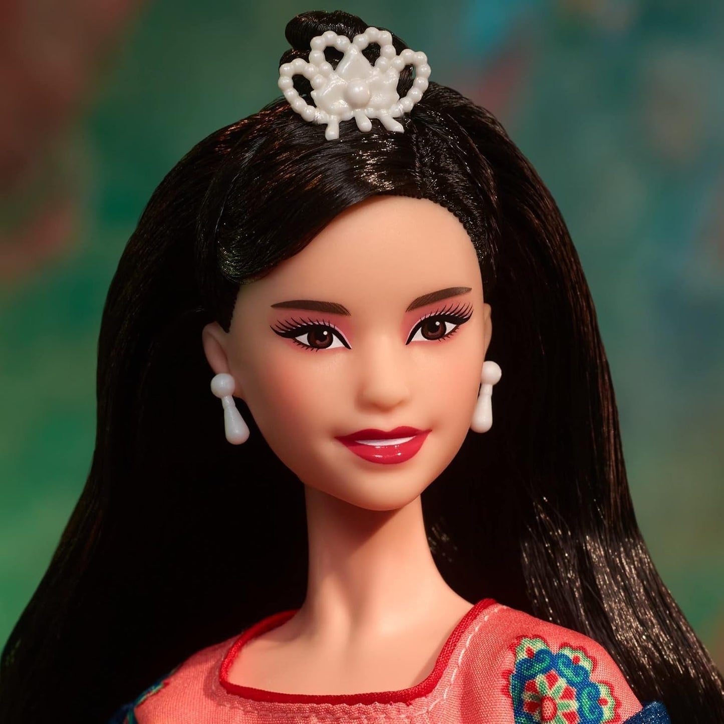 BARBIE Lunar New Year Puppe - Sammelfigur mit tradycyjny Hanfu-Robe und chinesischen Drucken, inspirowany Dunhuang-Höhlenmalereien, w tym Puppenständer und Echtheitszertifikat, HJX35