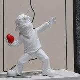 Urocza dziewczyna z balonu Rzeźba z żywicy Home Decor Statua Banksy Czerwone serce Dziewczyna Balon Rysunek Sztuka współczesna Rzeźba na półkę stołową Wystrój Posągi i rzeźby Naty Shop White Boy