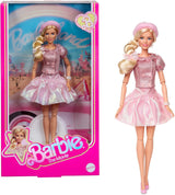 Barbie Film na podstawie filmu Margot Robbie jako figurka kolekcjonerska Barbie w różowej bluzce i tiulowej spódnicy ze stylizowaną fryzurą i pasującą biżuterią JBJ53