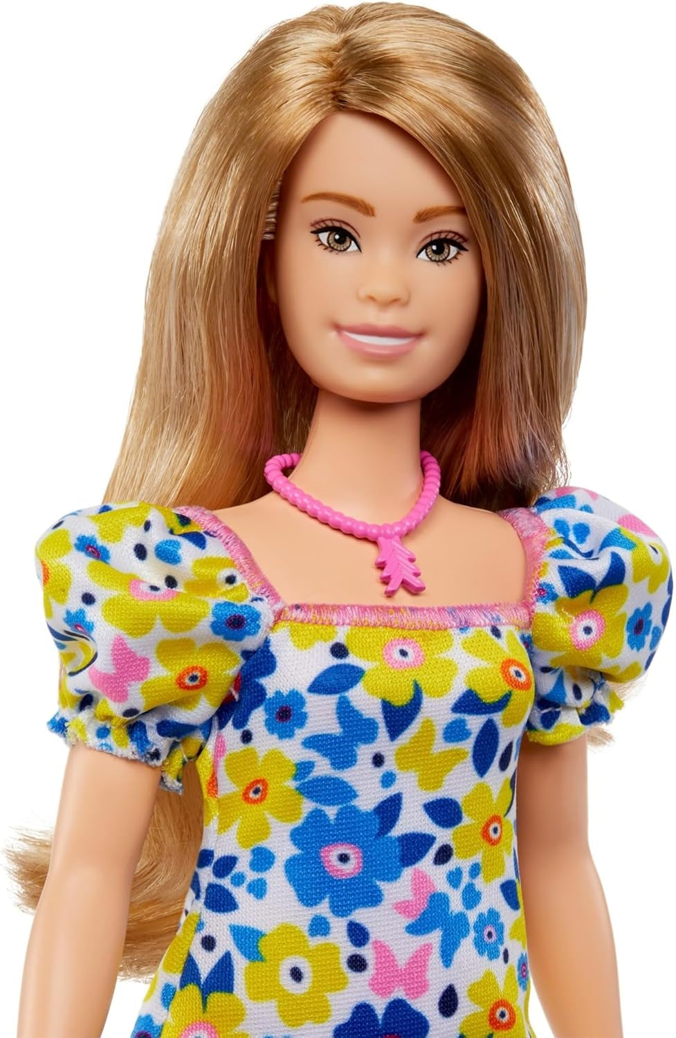 Lalka Barbie Fashionistas, opracowana we współpracy z Narodowym Towarzystwem Zespołu Downa, z blond włosami i nowoczesnym strojem: kwiecistą sukienką i białymi tenisówkami, dla dzieci w wieku od 3 lat, HJT05