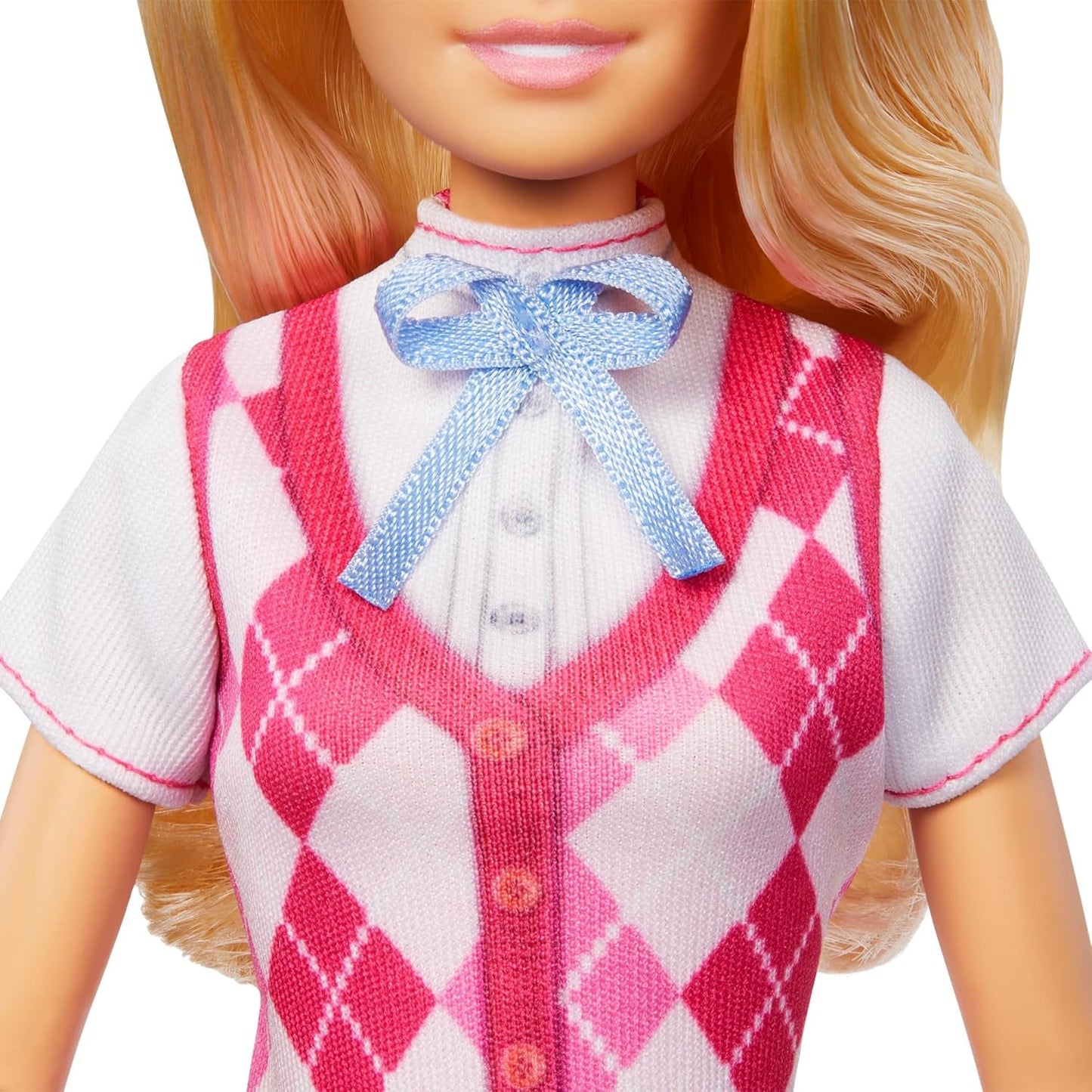 Lalka Barbie Malibu i akcesoria z filmu Barbie Mysteries: The Secret Horse Adventure, w tym modna lalka, odpinany strój do jazdy konnej i kask, HXJ38
