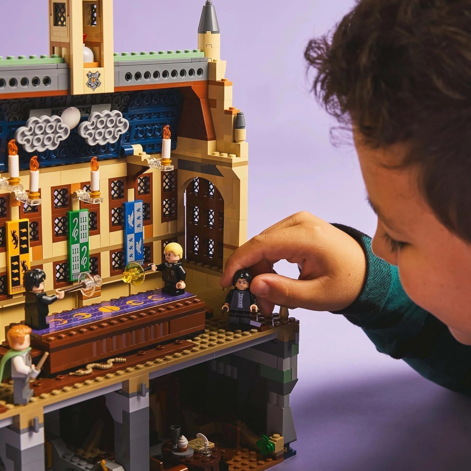 LEGO Harry Potter Zamek Hogwart: zestaw do budowania Klubu Pojedynków z 4 minifigurkami w zestawie. Draco Malfoy, Gilderoy Lockhart i Severus Snape, zestaw Z funkcją Dla chłopców i dziewcząt w wieku od 8 lat 76441 Zestawy do budowania Besuche den LEGO-Store