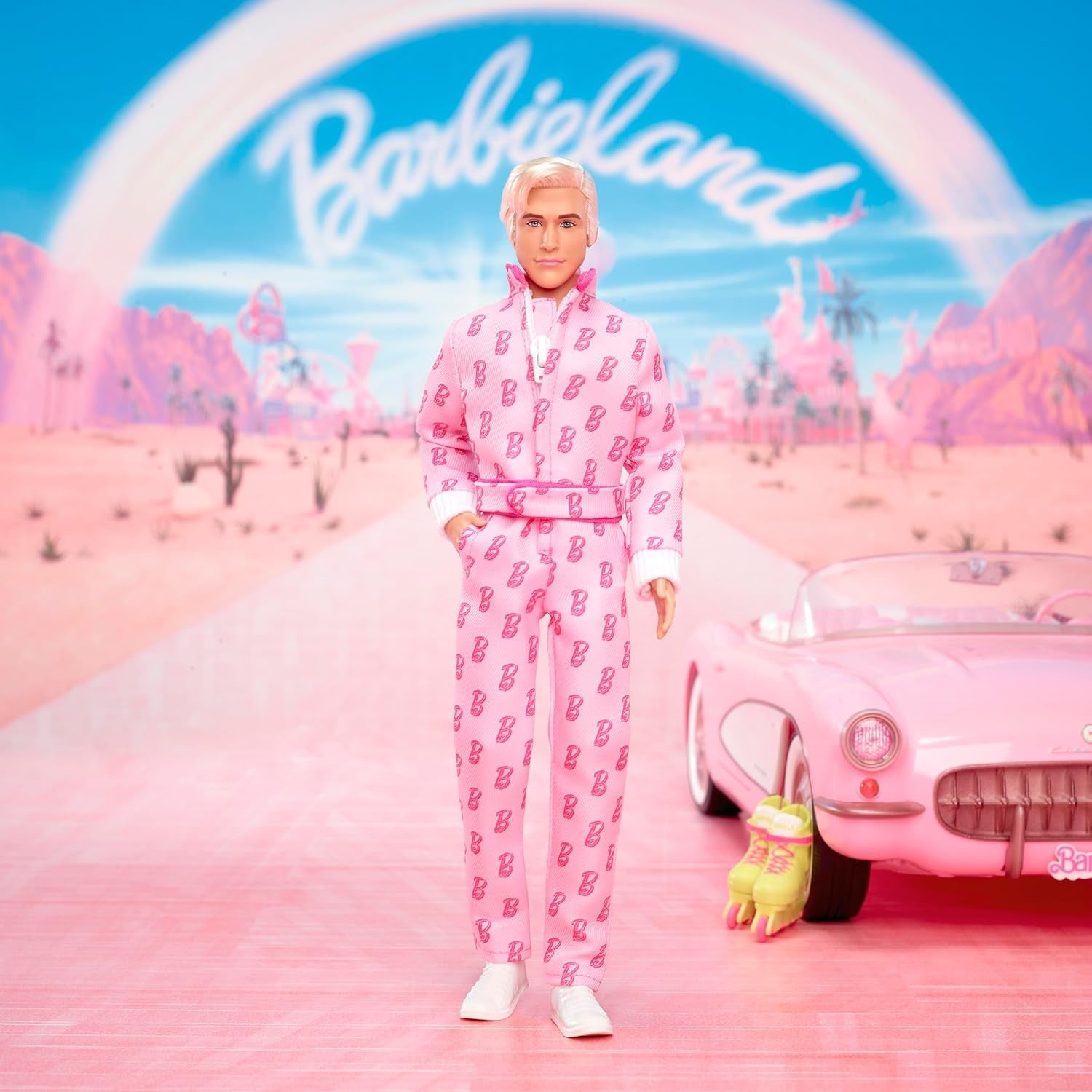 Barbie The Movie - Ken-Sammelpuppe, Ryan Gosling jako Ken w różowym kombinezonie z „B”-Aufdruck, weißen Sneakern i bunten Inlineskates, JCP80