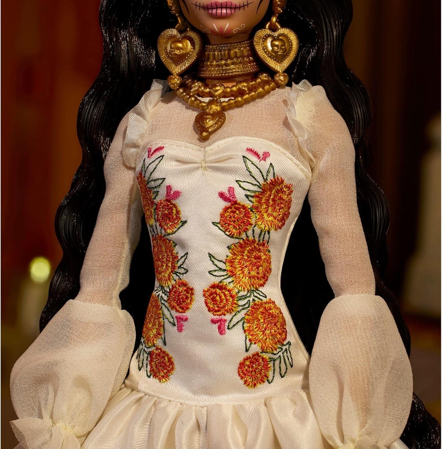 Lalka Barbie Signature Day of the Dead 2025 Figurka kolekcjonerska w kremowej sukience z falbankami, nagietkami i kokardkami, kwiatową koroną we włosach i farbą do twarzy Calavera, JBJ05