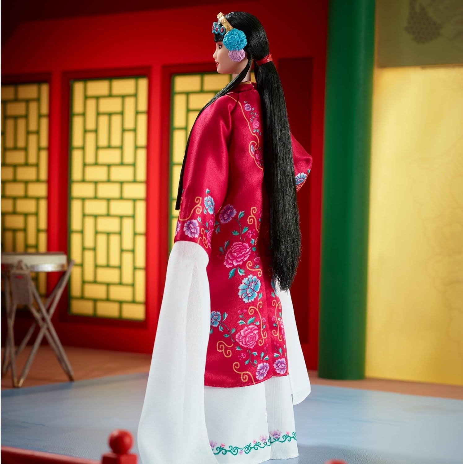 BARBIE Księżycowy Nowy Rok Barbie Puppe - Traditionelles Kleid in glücksbringendem Rot mit Pfingstrosenmuster, cyanblaue Schuhe mit pinken Troddeln, inspiriert von der Peking-Oper, HRM57