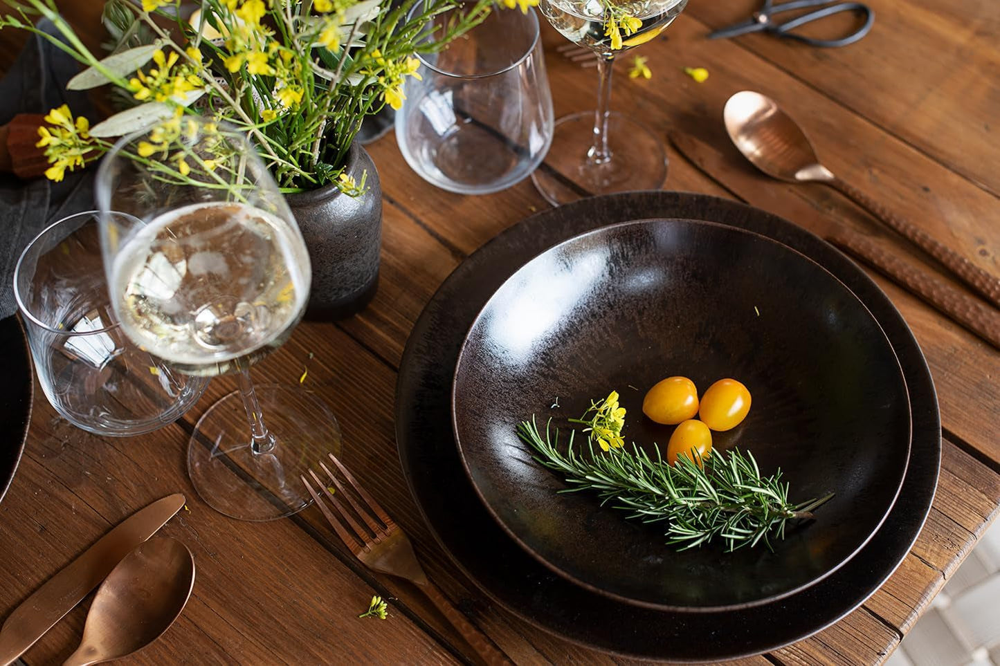 MĘSER Bronze Metallic 12-częściowy serwis stołowy dla 4 osób z elegancką i błyszczącą glazurą Zestaw talerzy obiadowych z talerzem obiadowym, talerzem obiadowym i talerzem deserowym z wysokiej jakości ceramiki, kamionki, brązu
