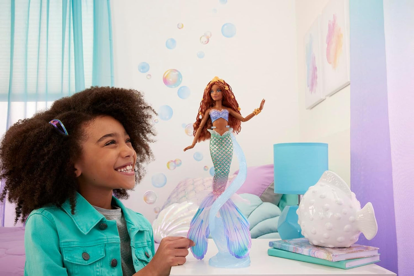 Mattel Disney Ariel Mała Syrenka – lalka syrenka Deluxe z koralikami do włosów i stojakiem dla lalek do kreatywnej zabawy i pokazu, dla dzieci w wieku od 3 lat, HNF42