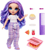 Lalka Rainbow High Junior High PJ Party - fioletowa - 22 cm z miękkim kombinezonem, kapciami i akcesoriami do zabawy - Zabawka dla dzieci - Idealna dla dzieci w wieku 4-12 lat