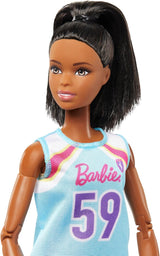 Barbie Made to Move Lalka i akcesoria, Brunetka koszykarz z odpinaną sportową sukienką i piłką, 22 przeguby, HKT74