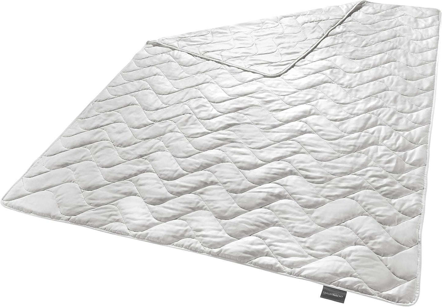 Traumnacht Exklusiv Lekka kołdra letnia Wykonana w 100% z dzikiego jedwabiu, posiada certyfikat Oeko-Tex, wyprodukowana w Niemczech, gramatura wypełnienia: 550Gr, 135 x 200 cm. Kołdry i kołdry Naty Shop