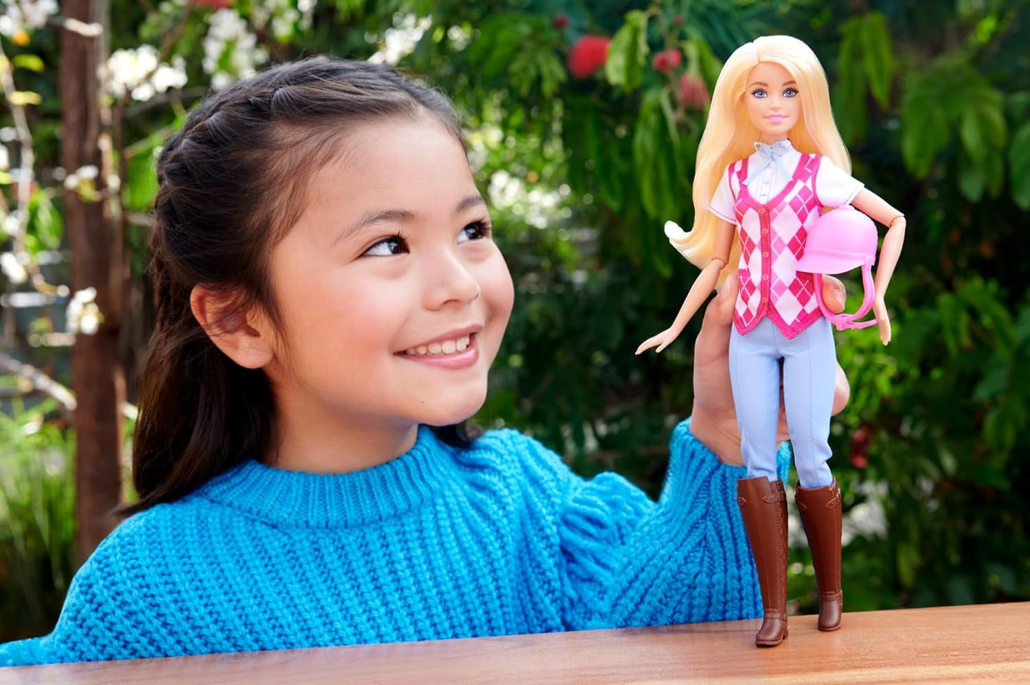 Lalka Barbie Malibu i akcesoria z filmu Barbie Mysteries: The Secret Horse Adventure, w tym modna lalka, odpinany strój do jazdy konnej i kask, HXJ38