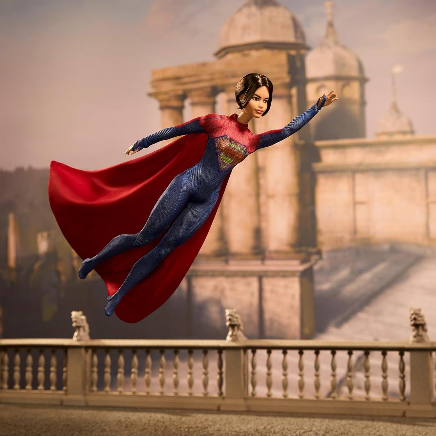Barbie Supergirl Puppe, Sammlerpuppe w filmie Flash ubrana w czerwono-niebieskie stroje z Umhang, Puppenständer enthalten