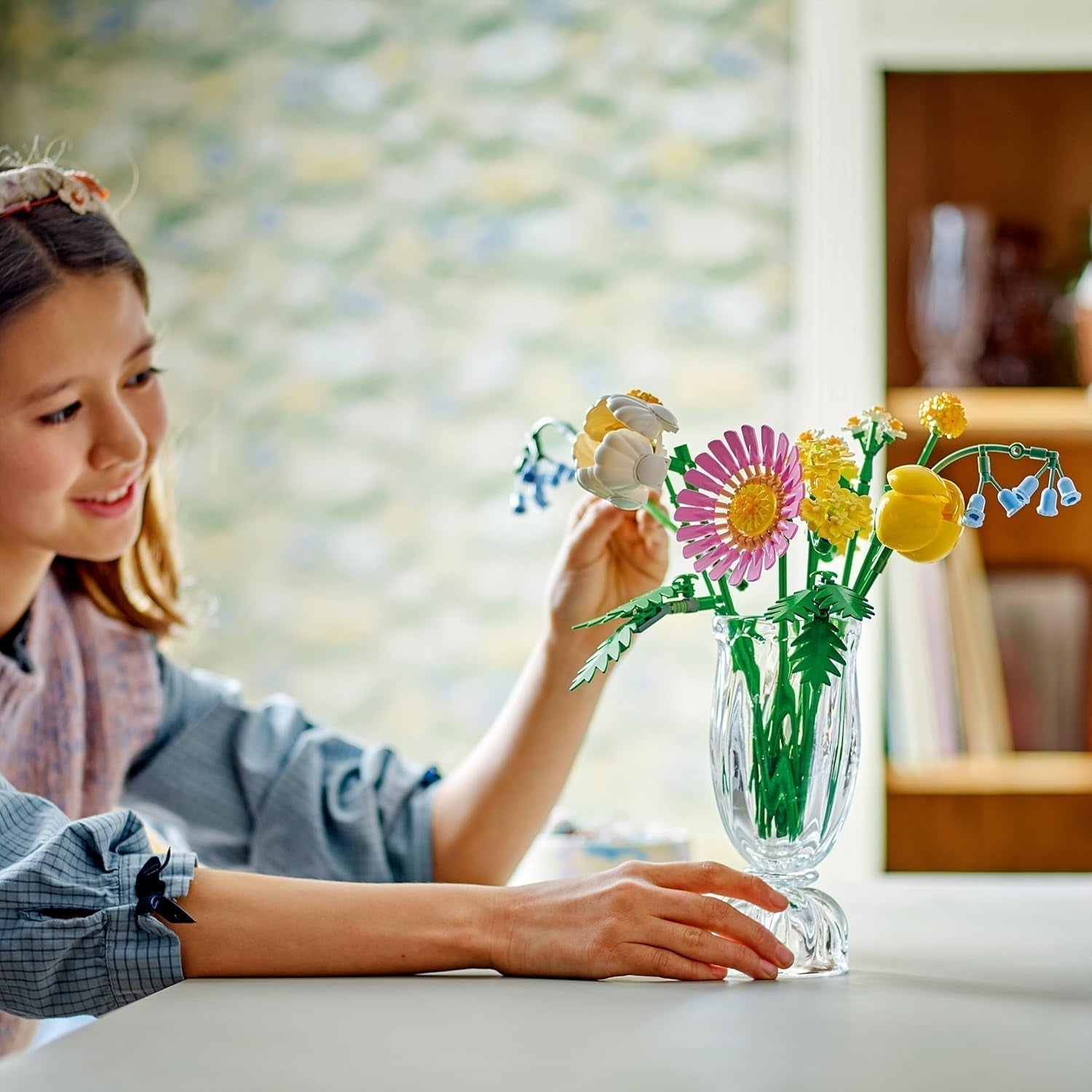 LEGO Botanicals Mały letni bukiet — zestaw do budowania sztucznych kwiatów — zawiera. dzwonki, jaskry, tulipany - Pomysł na prezent dla kobiet, matek i mężczyzn - 10347 Zestawy do budowania Besuche den LEGO-Store