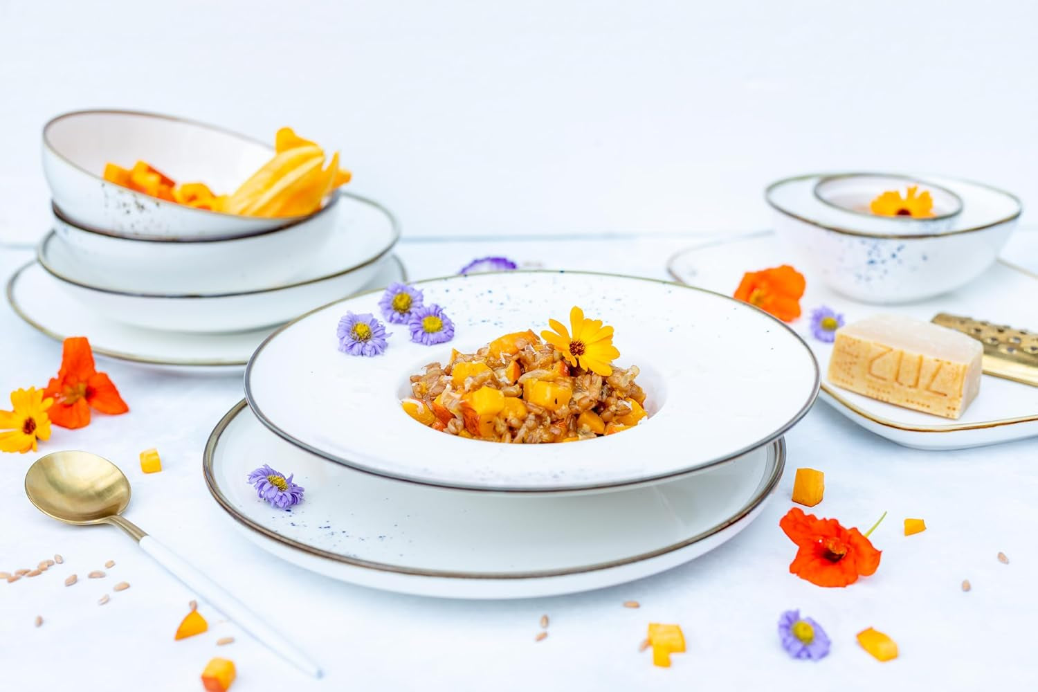 Seria MĘSER Pintar Wysokiej jakości zestaw obiadowy dla 4 osób 16 szt. Otwarta glazura Widoczne brązowe plamy i delikatne krawędzie Ręcznie robiona porcelana w stylu vintage