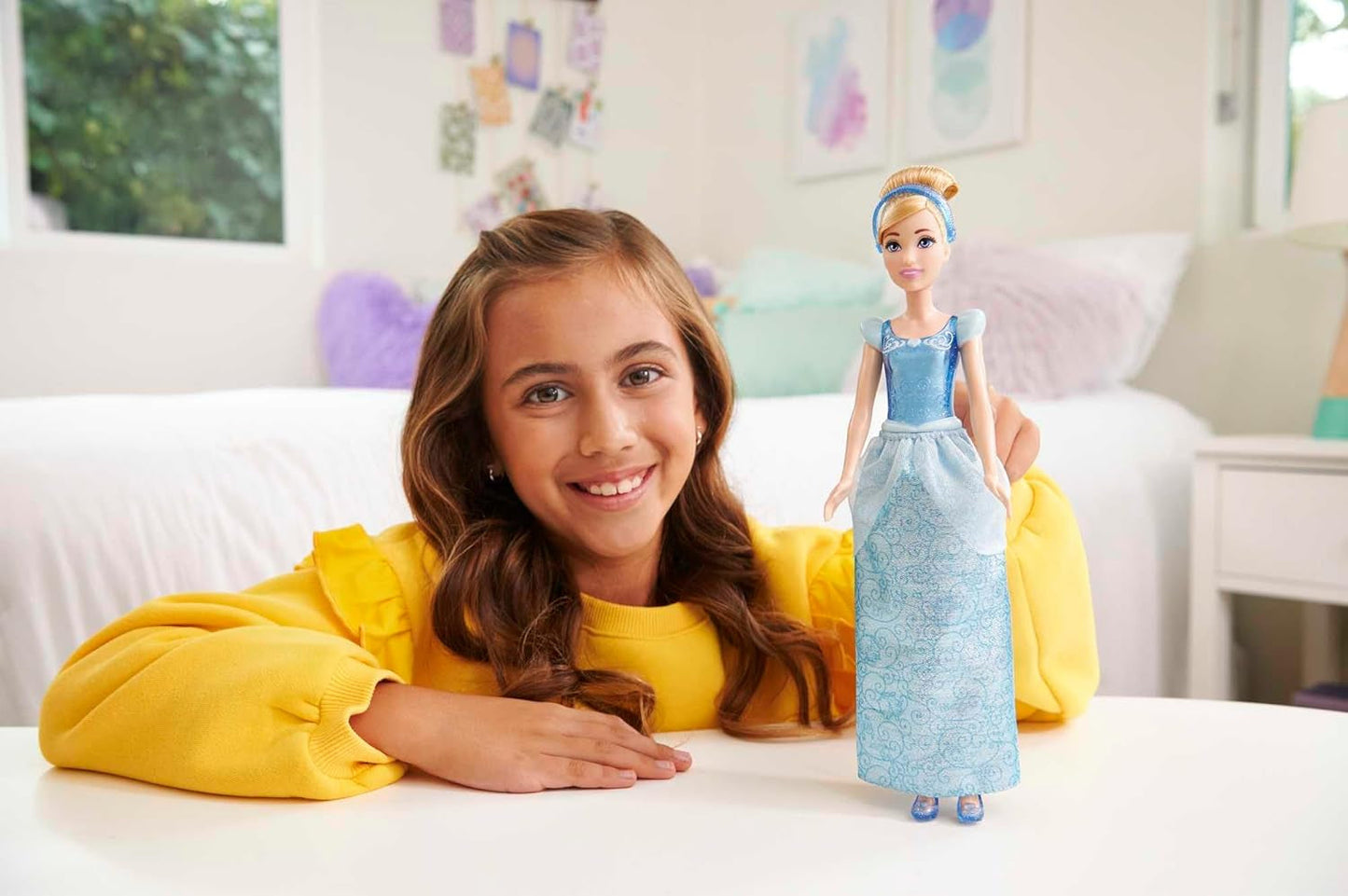 Mattel DISNEY Ruchoma lalka Księżniczka Kopciuszek ze błyszczącą sukienką, odpinanymi butami i tiarą, czesanymi włosami do zabawy we fryzjerstwie, od 3 lat, HLW06 Lalki Naty Shop