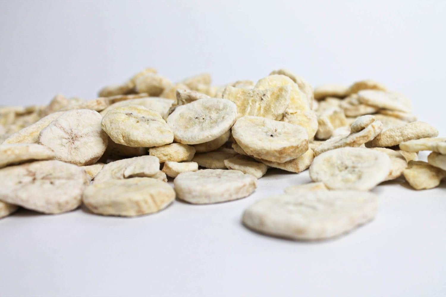 Plasterki banana liofilizowane 100g - chipsy bananowe liofilizowane - owoce suszone liofilizowane - plasterki banana suszonego do dekoracji, przekąsek, koktajli i deserów Produkty suszone Naty Shop