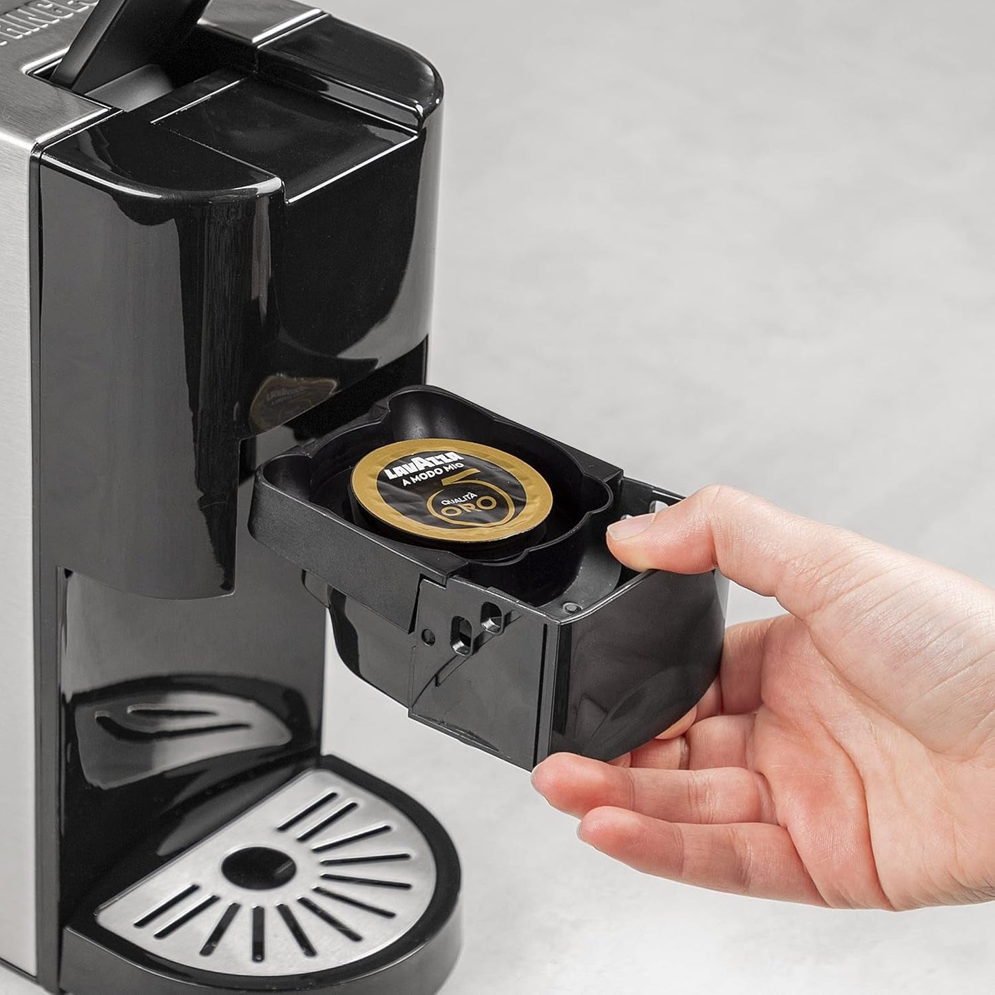 Wielokapsułkowy ekspres do kawy Princess 5 w 1 - kompatybilny z podkładkami Nespresso, Dolce Gusto, Lavazza a Modo Mio i ESE, pojemność 0,8 l, 1450 W, srebrny, czarny