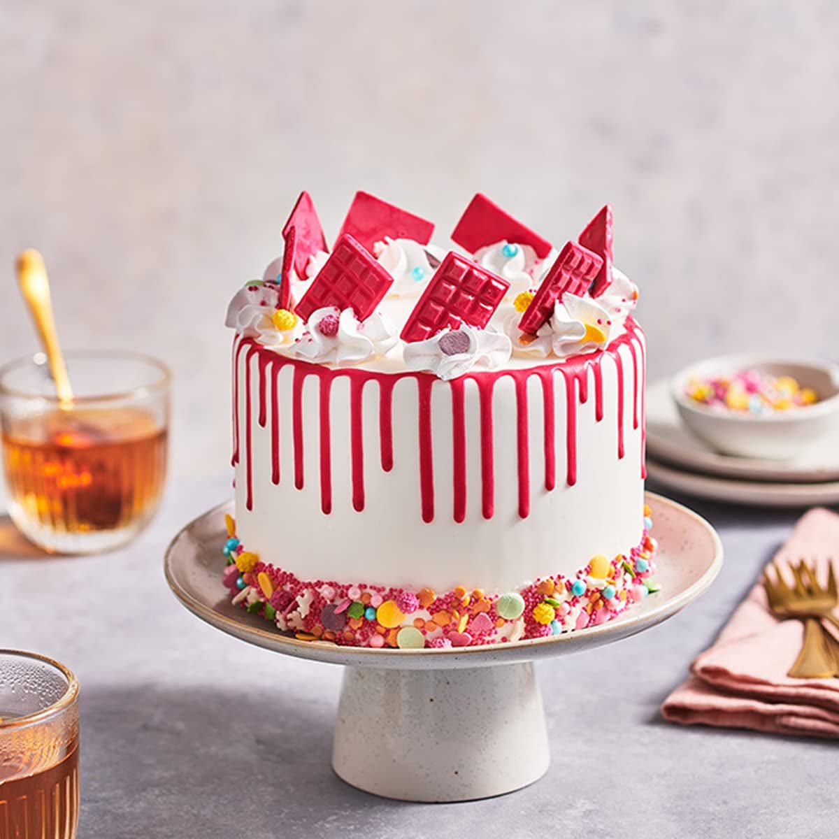 FunCakes Choco Drip Hot Pink (Dark Pink): Pyszny smak, Łatwy w użyciu, Idealny do drip cake, Smak Chocolate drip. Opakowanie z możliwością wielokrotnego zamykania 180 g. Pasta cukrowa Naty Shop