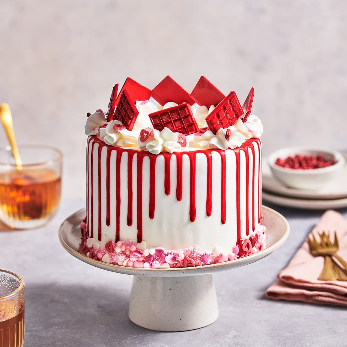 FunCakes Choco Drip Red: Pyszny smak, Łatwy w użyciu, Idealny do drip cake, Smak czekoladowy drip. Opakowanie z możliwością wielokrotnego zamykania 180 g. Pasta cukrowa Naty Shop