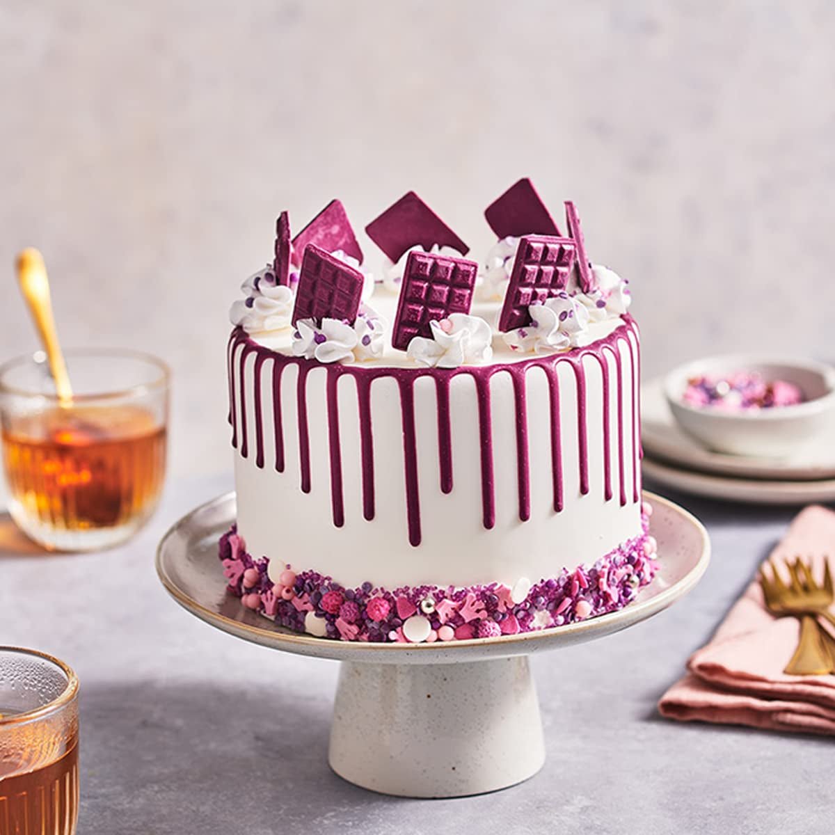 FunCakes Choco Drip Royal Purple: Pyszny smak, Łatwy w użyciu, Idealny do drip cake, Smak czekoladowy drip. Opakowanie z możliwością wielokrotnego zamykania 180 g. Pasta cukrowa Naty Shop