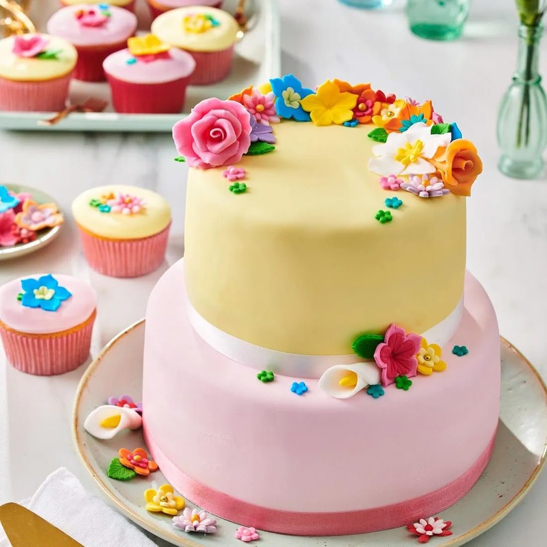 FunCakes Rolled Fondant Spring Green: Łatwa w użyciu, gładka, elastyczna, miękka i giętka, idealna do dekoracji ciast, halal, koszerna i bezglutenowa, 250g Naty Shop Pasta cukrowa