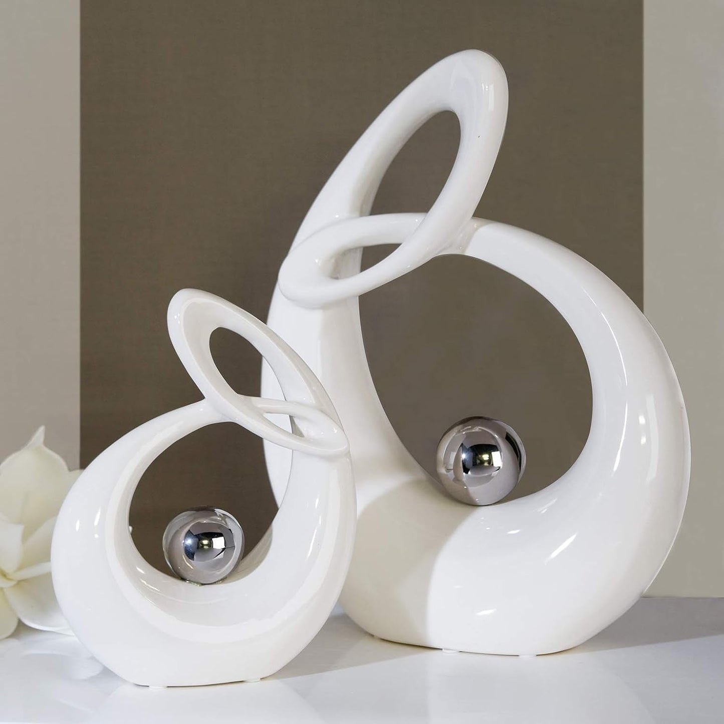 GILDE Dekoracyjna rzeźba ceramiczna Życie - biała szkliwiona biało-srebrna figurka ze srebrną kulą - wysokość 22 cm Figurki i rzeźby Naty Shop