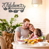 KHayRovies Dekoracje ścienne w kuchni Metal Ta kuchnia jest przyprawiona miłością Czarny napis Tabliczka z imieniem Rustykalne żelazne litery Cytaty dla kuchni Dom wiejski Salon Posągi i rzeźby Naty Shop