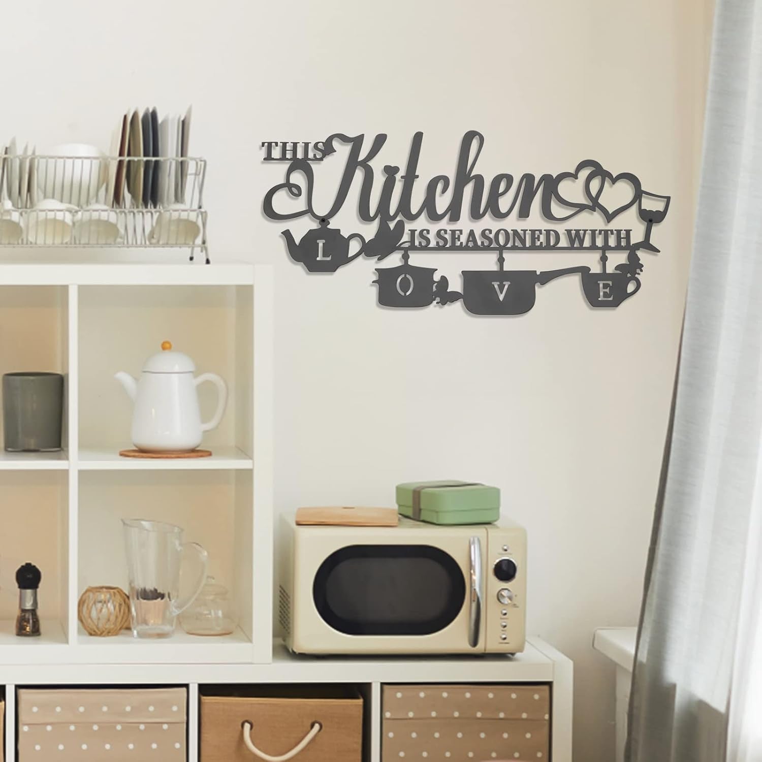 KHayRovies Dekoracje ścienne w kuchni Metal Ta kuchnia jest przyprawiona miłością Czarny napis Tabliczka z imieniem Rustykalne żelazne litery Cytaty dla kuchni Dom wiejski Salon Posągi i rzeźby Naty Shop