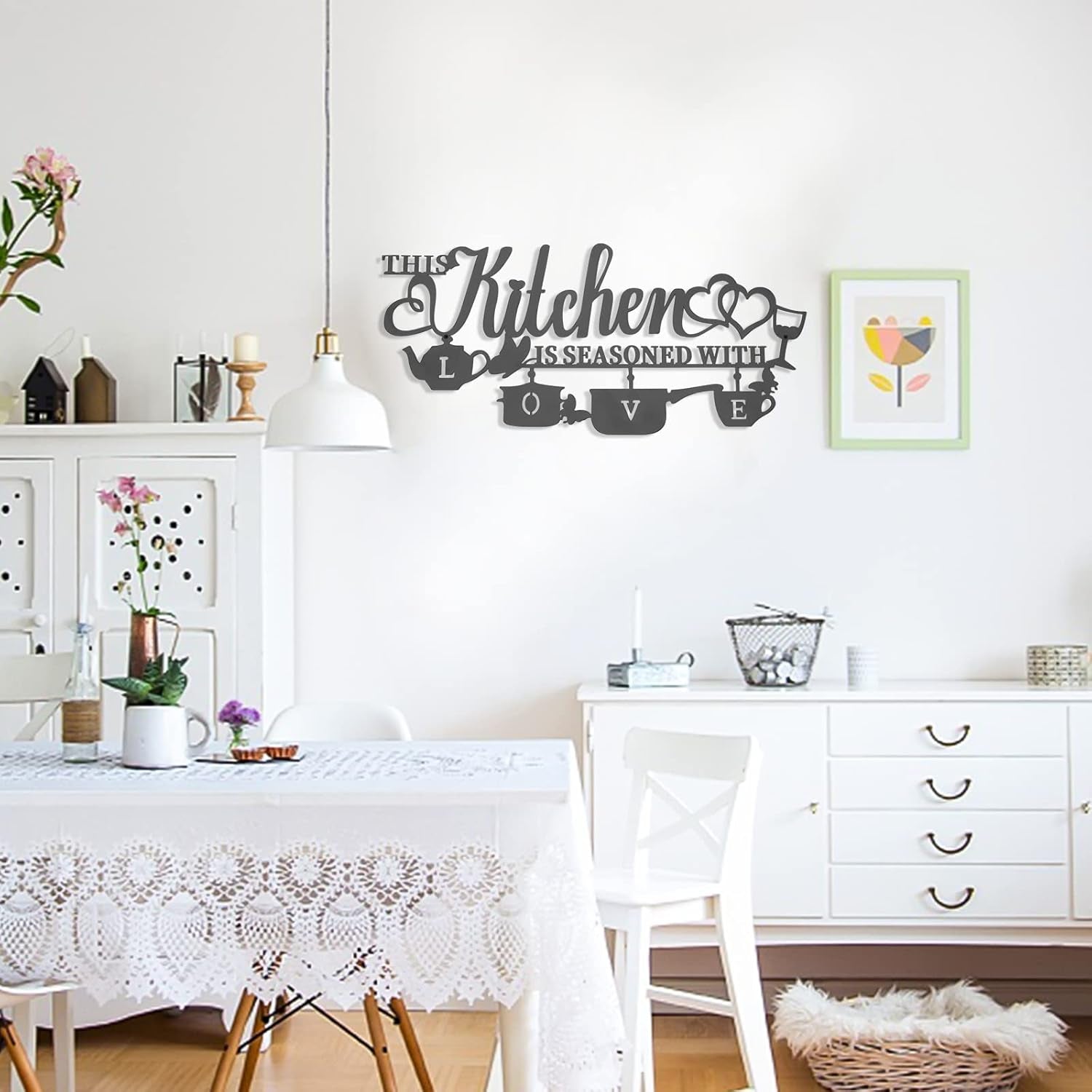 KHayRovies Dekoracje ścienne w kuchni Metal Ta kuchnia jest przyprawiona miłością Czarny napis Tabliczka z imieniem Rustykalne żelazne litery Cytaty dla kuchni Dom wiejski Salon Posągi i rzeźby Naty Shop