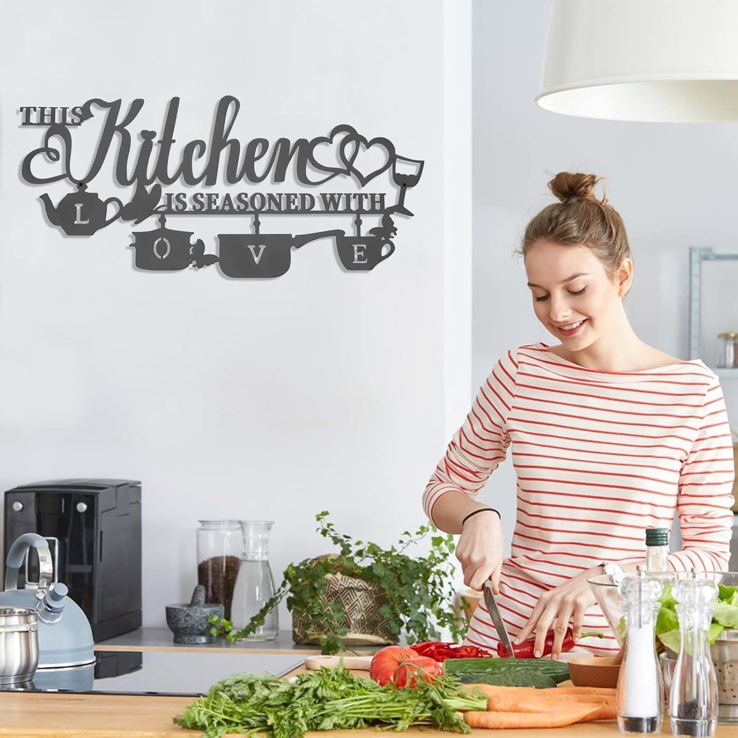 KHayRovies Dekoracje ścienne w kuchni Metal Ta kuchnia jest przyprawiona miłością Czarny napis Tabliczka z imieniem Rustykalne żelazne litery Cytaty dla kuchni Dom wiejski Salon Posągi i rzeźby Naty Shop