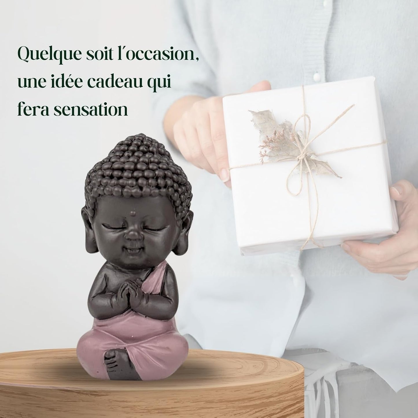 Figurka Małego Buddy Różowa Toga - Inspirująca i wesoła figurka - Pozytywny talizman Koncentracja - Uroczy i duchowy pomysł na prezent - H 7 cm - Zen'Light Figurki i rzeźby Naty Shop