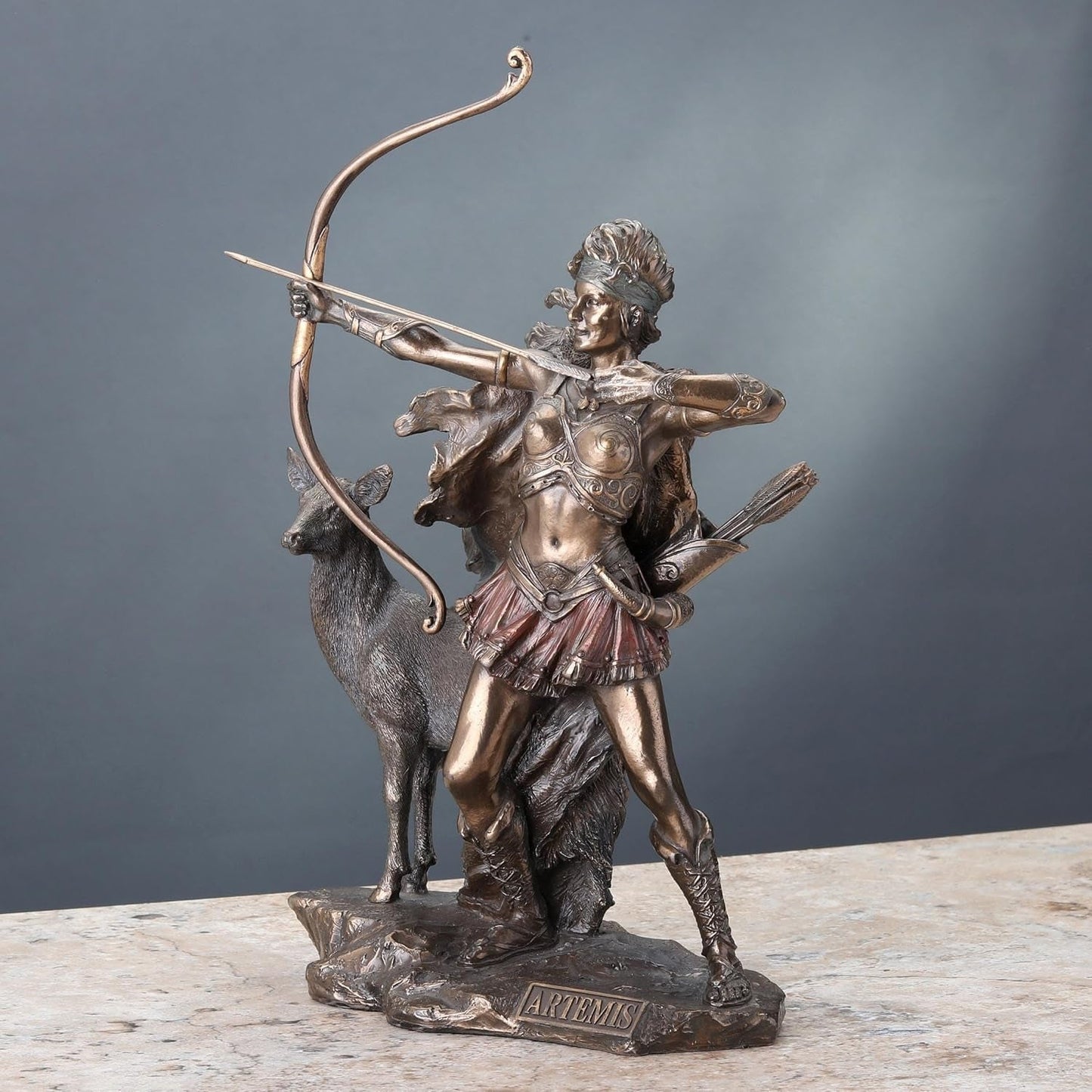 Brązowa statua bogini łowów oraz dzikie statuetki i rzeźby Naty Shop
