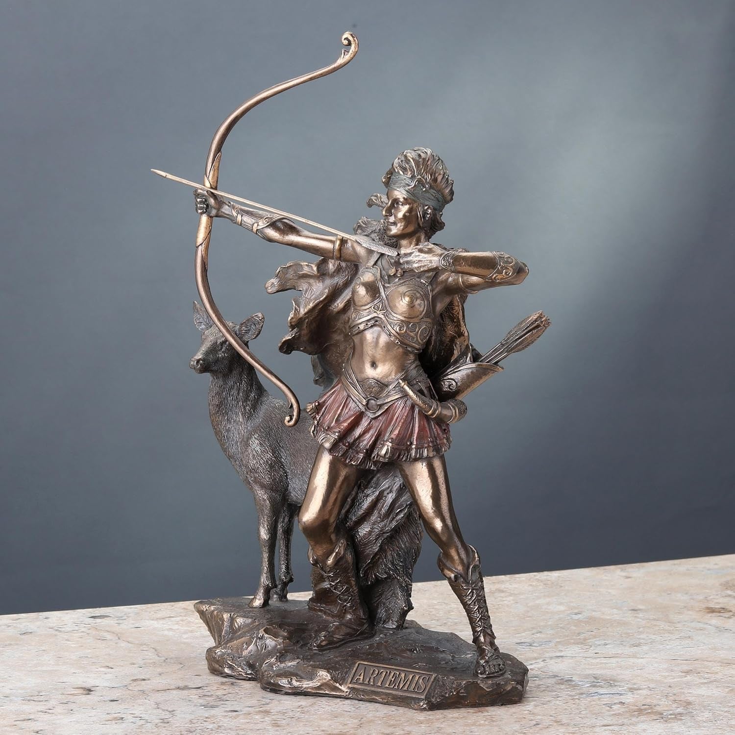 Brązowa statua bogini łowów oraz dzikie statuetki i rzeźby Naty Shop