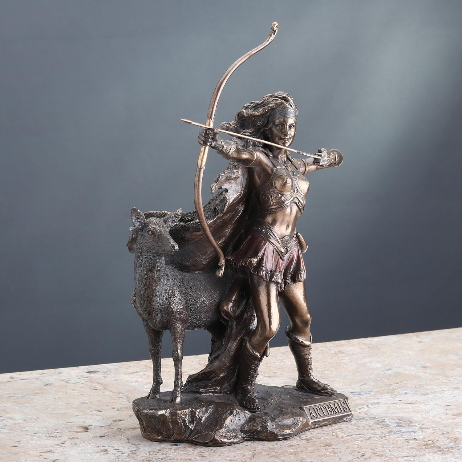 Brązowa statua bogini łowów oraz dzikie statuetki i rzeźby Naty Shop