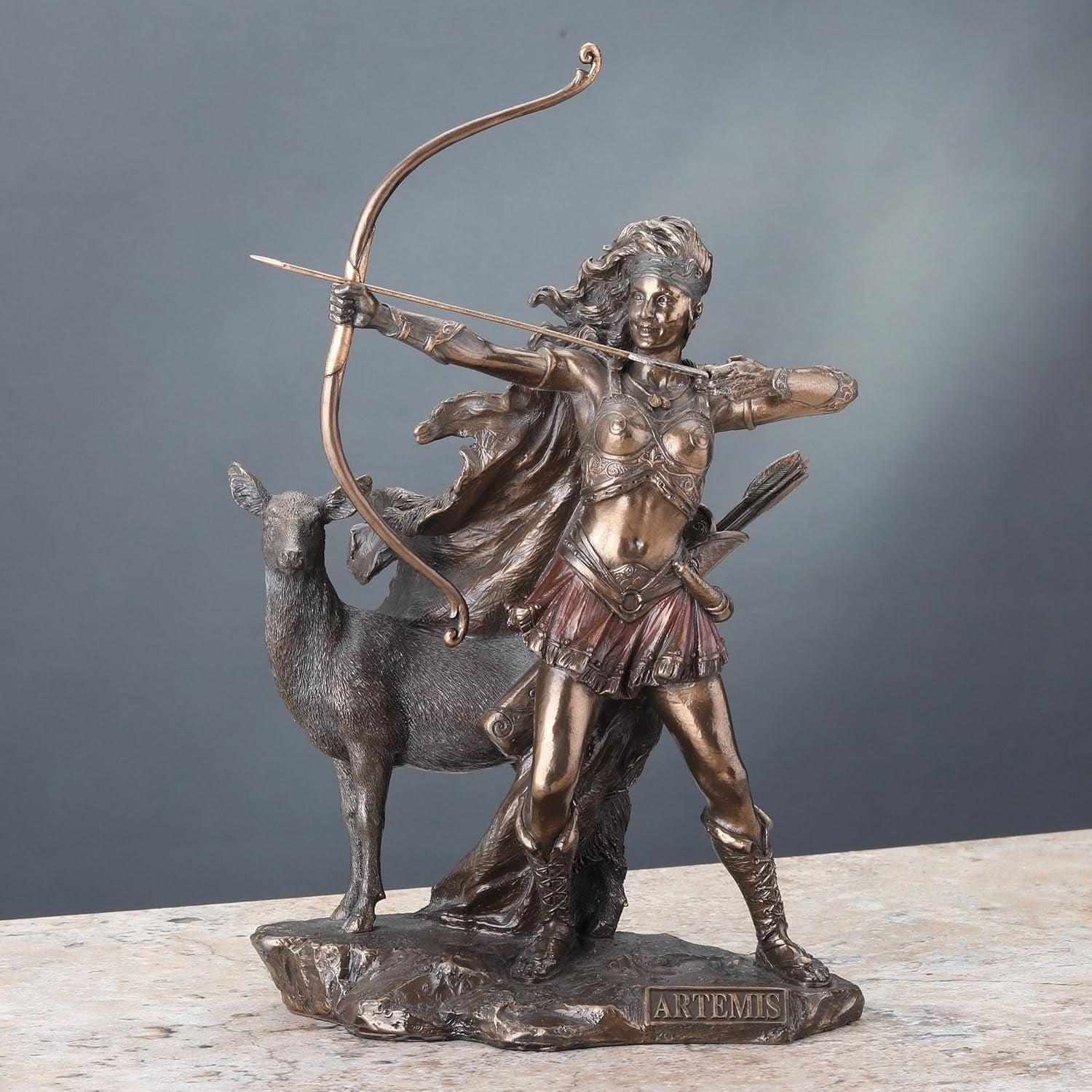 Brązowa statua bogini łowów oraz dzikie statuetki i rzeźby Naty Shop