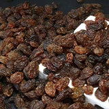Organiczne rodzynki siarkowe - 500g. Odwodnione i surowe. Sułtanki suszone bez dodatku cukru do spożycia jako przekąska lub deser. Naty Kup produkty suszone