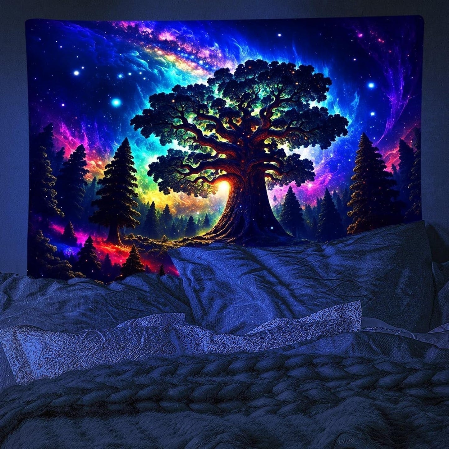 Gobelin czarne światło las psychodeliczny natura drzewo gwiazdy galaktyka Strona główna - Akcesoria i dekoracje Naty Shop